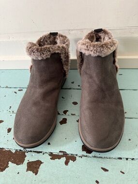 Clarks Size 8.5M Cloudsteppers Breeze Fur Ankle Boot Dark Grey